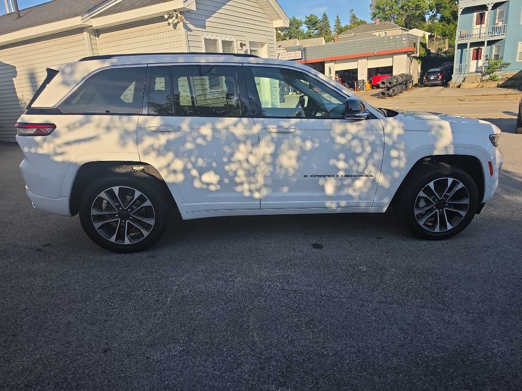 Used 2023 Jeep Grand Cherokee Overland w/ Luxury Tech Group IV AWD/4WD image 3