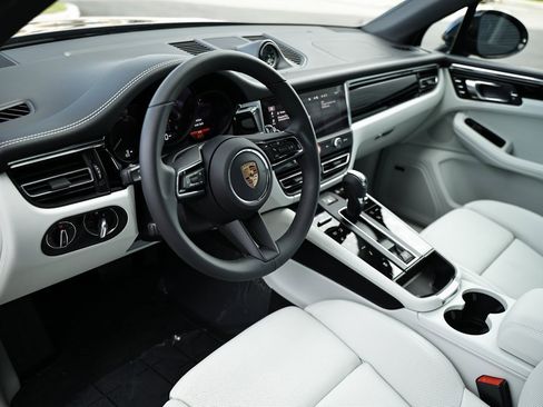 New 2026 Porsche Macan image 4