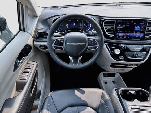 Used 2024 Chrysler Pacifica Limited FWD image 2
