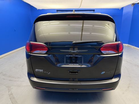 Used 2020 Chrysler Pacifica Limited w/ Advanced Safetytec Group FWD image 7