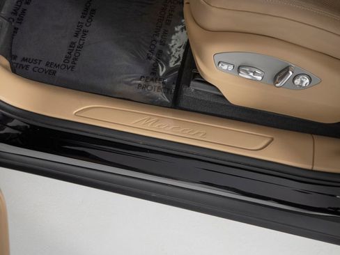 Certified 2025 Porsche Macan AWD/4WD image 22