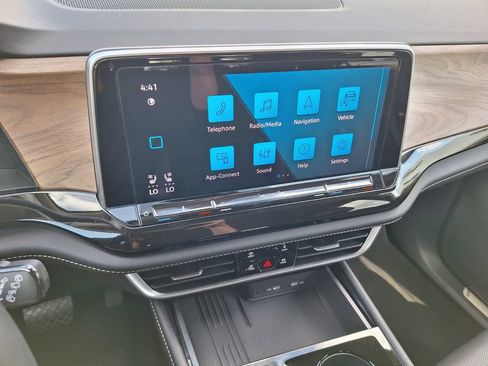 Used 2025 Volkswagen Atlas SE FWD image 16