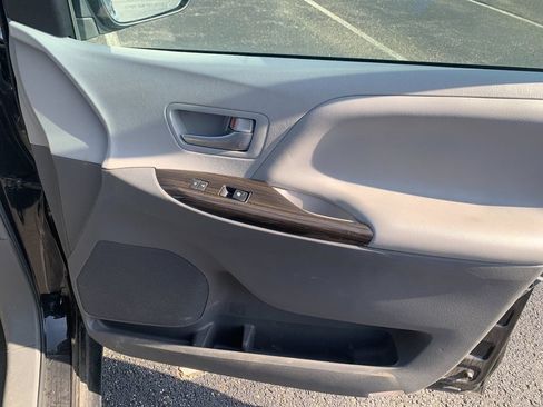 Used 2017 Toyota Sienna XLE w/ XLE Navigation Package AWD/4WD image 20