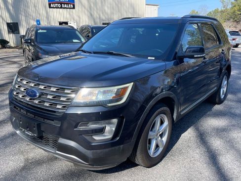 Used 2017 Ford Explorer XLT w/ Equipment Group 201A image 3