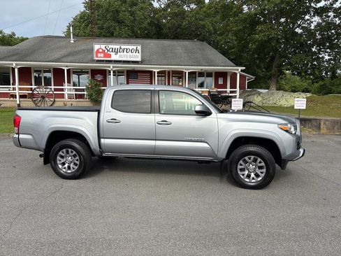 Used 2017 Toyota Tacoma SR5 image 1