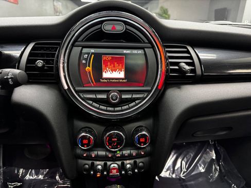 Used 2019 MINI Cooper 4-Door Hardtop w/ Premium Package image 23