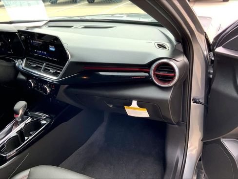 Used 2025 Chevrolet Trax RS w/ Sunroof Package FWD image 19