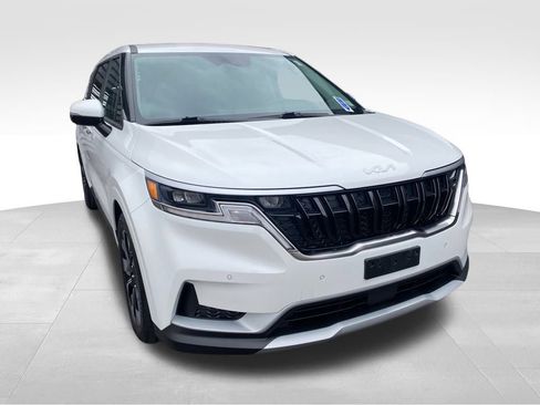 Used 2023 Kia Carnival EX image 2