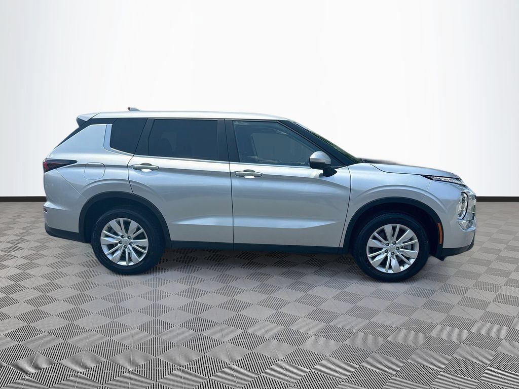 Used 2025 Mitsubishi Outlander ES FWD image 5
