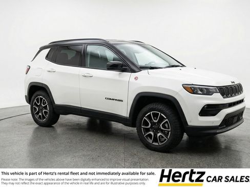 Used 2025 Jeep Compass Trailhawk image 1