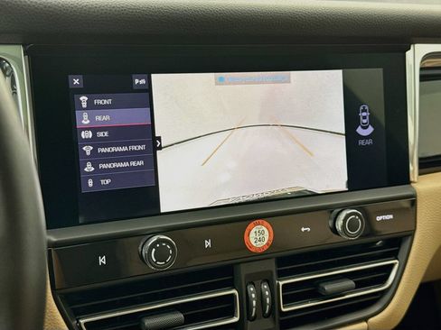 Certified 2025 Porsche Macan AWD/4WD image 20