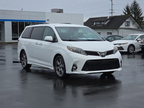 Used 2018 Toyota Sienna SE image 2