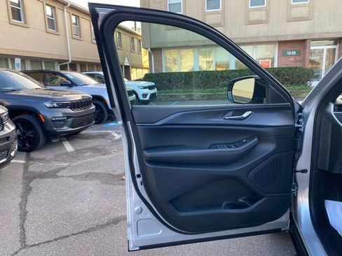 New 2025 Jeep Grand Cherokee Altitude image 21