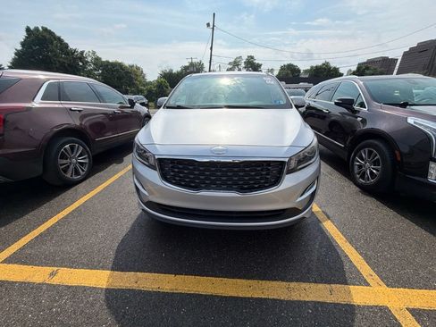 Used 2019 Kia Sedona LX FWD image 2