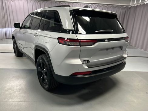 Used 2024 Jeep Grand Cherokee Altitude image 5