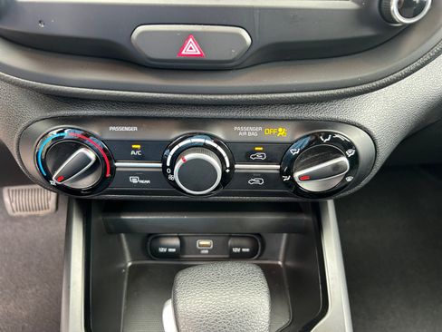 Used 2025 Kia Soul LX w/ LX Technology Package FWD image 22