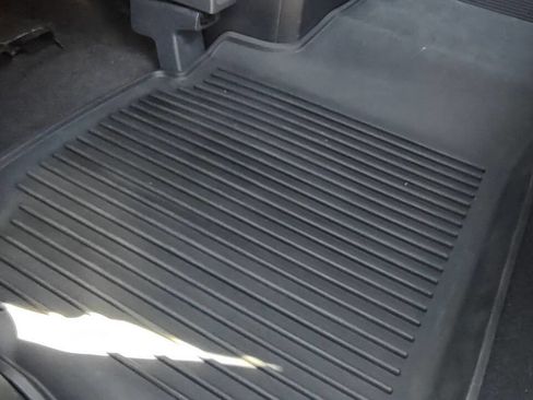 Used 2022 Nissan Titan SV w/ SV Convenience Package image 34