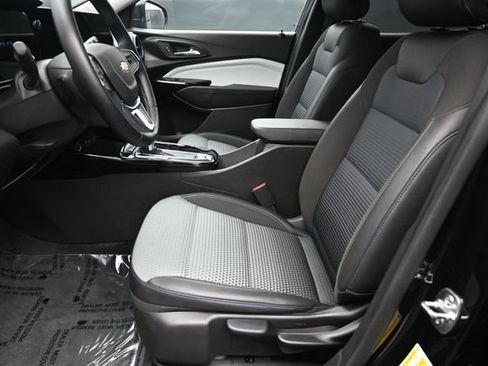 Used 2025 Chevrolet Trax LT w/ LT Convenience Package FWD image 12