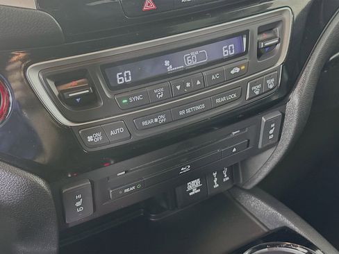 Certified 2018 Honda Pilot Touring image 14