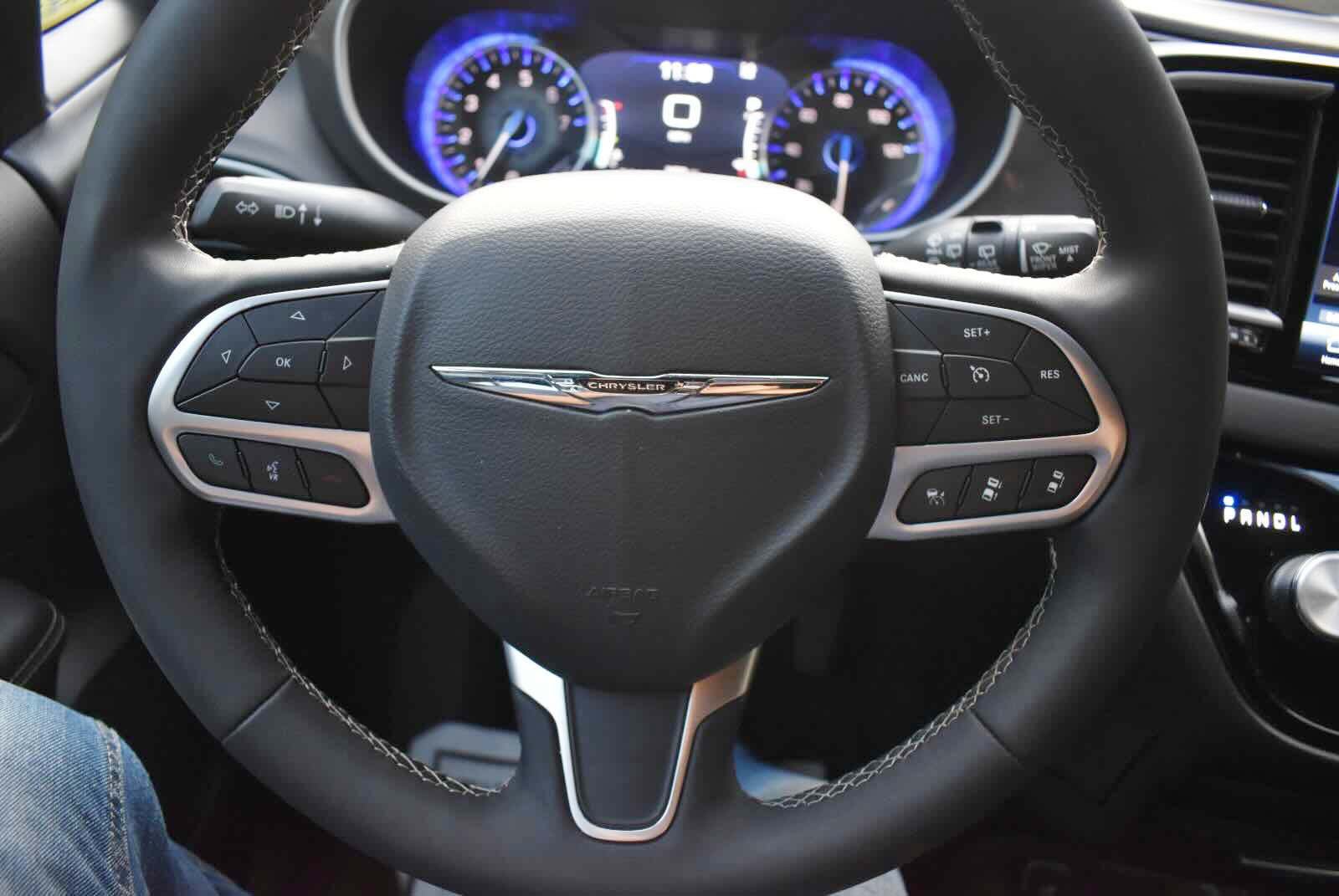 Used 2025 Chrysler Pacifica Select FWD image 21