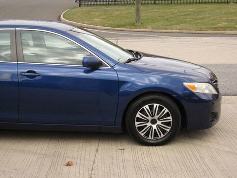 Used 2011 Toyota Camry LE image 10