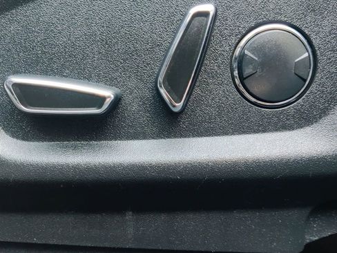 Used 2018 Ford Explorer XLT image 23