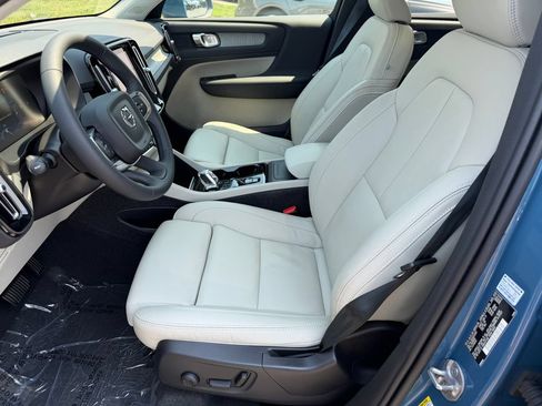 Certified 2024 Volvo XC40 B5 Plus w/ Protection Package Premier AWD/4WD image 3