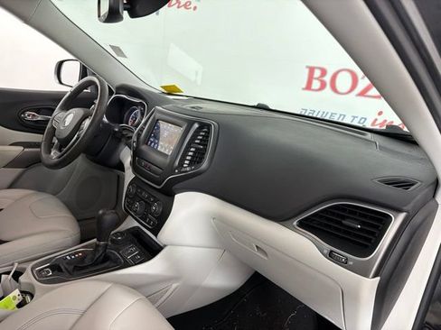 Used 2020 Jeep Cherokee Latitude Plus w/ Comfort/Convenience Group AWD/4WD image 17