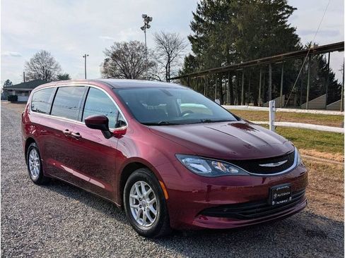 Used 2018 Chrysler Pacifica LX FWD image 3