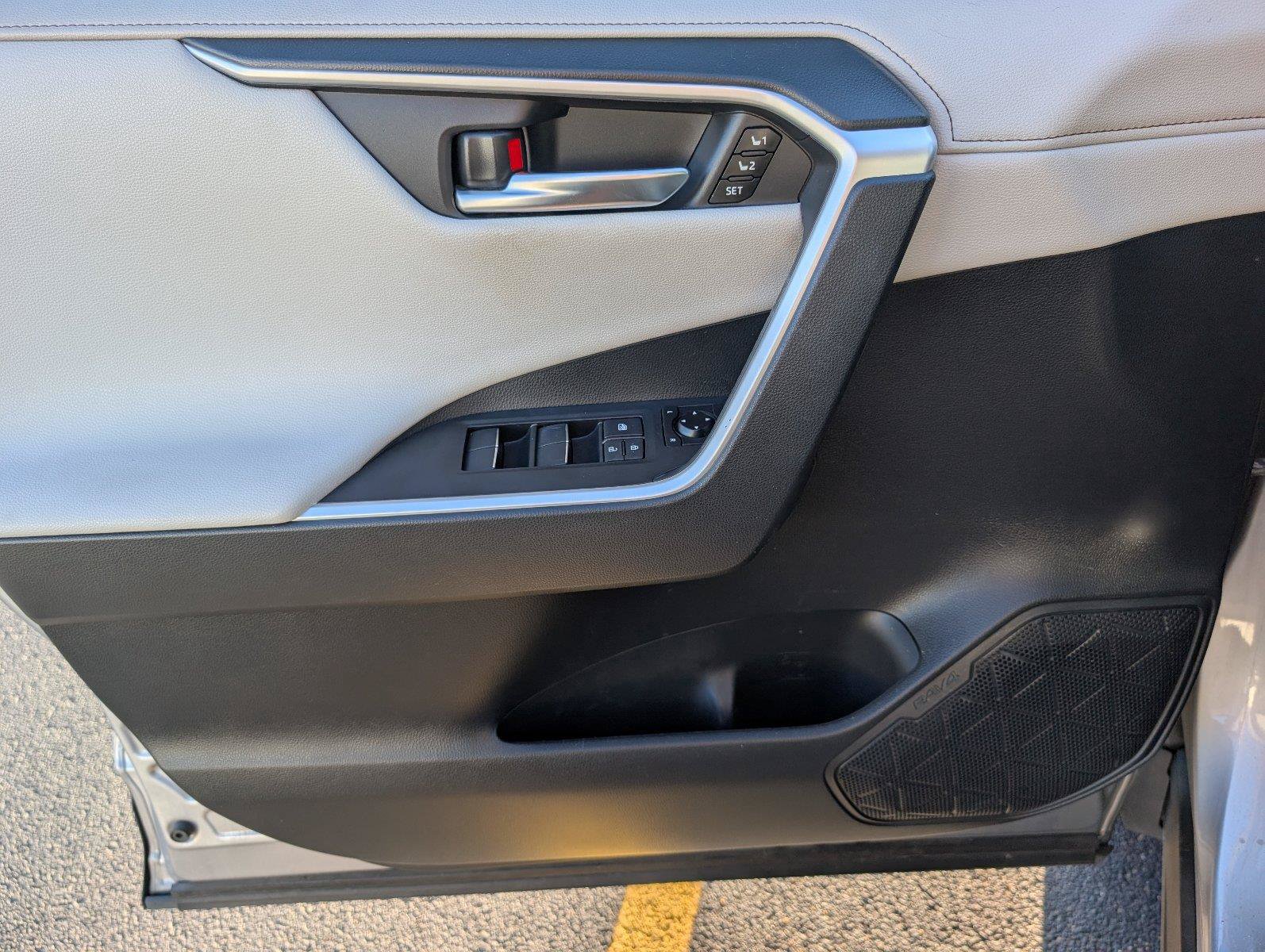 Used 2020 Toyota RAV4 Limited FWD image 19