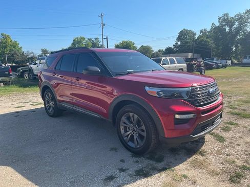 Used 2021 Ford Explorer XLT w/ Equipment Group 202A AWD/4WD image 2