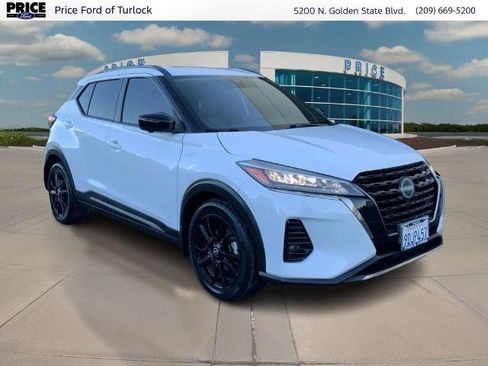 Used 2023 Nissan Kicks SR w/ SR Premium Package FWD image 3