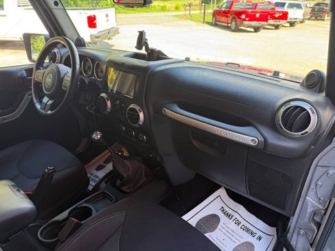 Used 2014 Jeep Wrangler Unlimited Sahara AWD/4WD image 21