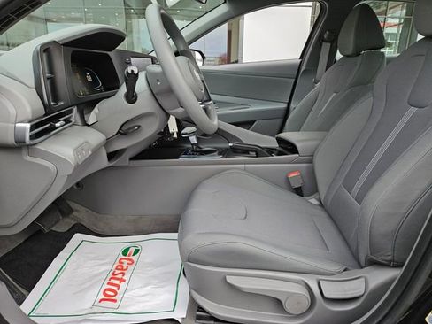 Used 2025 Hyundai Elantra SE image 8