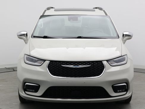Used 2021 Chrysler Pacifica Limited w/ Uconnect Theater Family Group FWD image 2