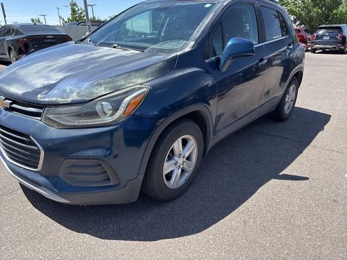 Used 2020 Chevrolet Trax LT w/ LT Convenience Package FWD image 2