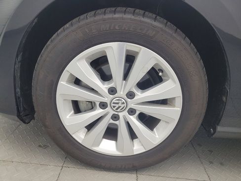Used 2021 Volkswagen Golf 4-Door FWD image 31