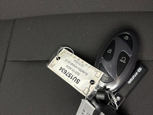 Used 2025 Hyundai Elantra Hybrid FWD image 28