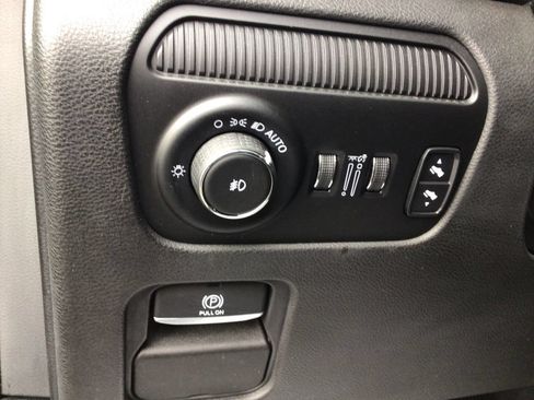 Used 2022 Jeep Wagoneer Series III w/ Premium Group I AWD/4WD image 18