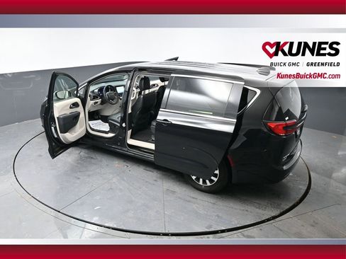 Used 2024 Chrysler Pacifica Limited FWD image 57