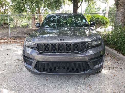 Used 2023 Jeep Grand Cherokee Altitude AWD/4WD image 3