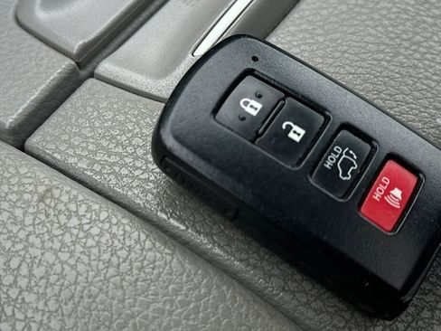 Used 2019 Toyota Highlander XLE image 24