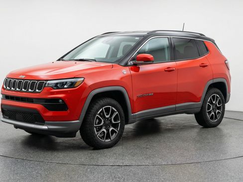 Used 2025 Jeep Compass Trailhawk AWD/4WD image 3