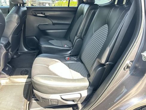 Used 2023 Toyota Highlander XSE FWD image 23