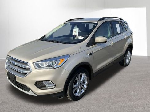 Used 2017 Ford Escape SE w/ Equipment Group 201A image 2