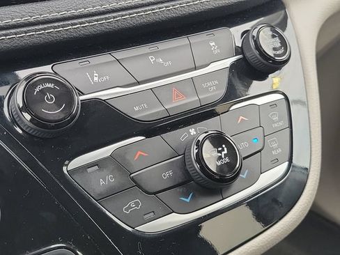 Used 2023 Chrysler Pacifica Touring-L FWD image 29