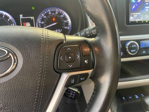 Used 2019 Toyota Highlander XLE w/ Carpet Mat Package (TMS) AWD/4WD image 16
