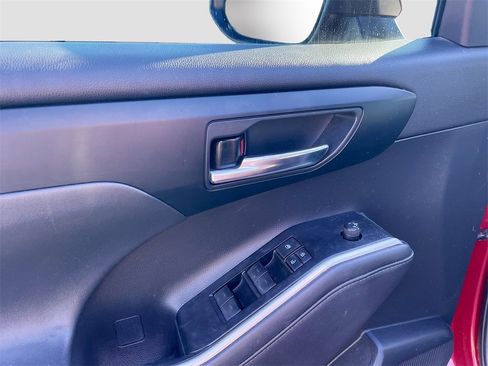 Used 2021 Toyota Highlander XLE image 9