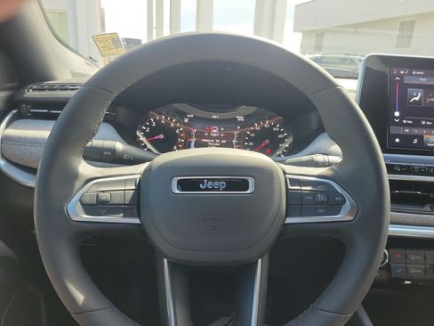 Used 2025 Jeep Compass Latitude AWD/4WD image 16