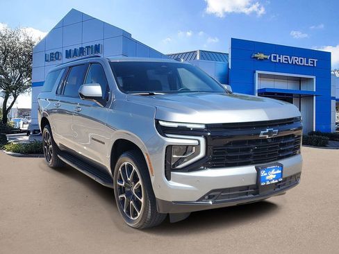 Used 2025 Chevrolet Suburban RST image 2